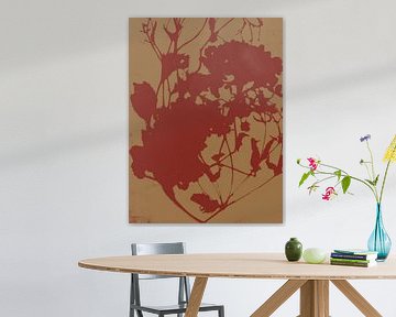 Blumen in Weinrot auf Gold von Abstrakte minimalistische Kunst