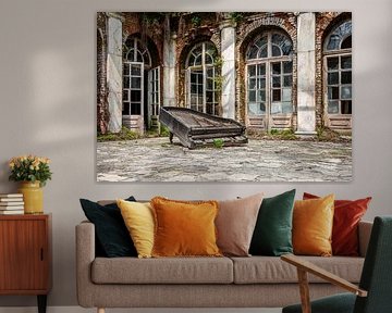 in verlassenes Klavier liegt still im Inneren eines verfallenen Palastes von Gentleman of Decay