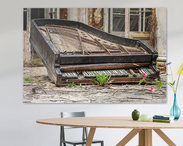 in verlassenes Klavier liegt still im Inneren eines verfallenen Palastes von Gentleman of Decay