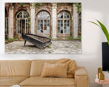 in verlassenes Klavier liegt still im Inneren eines verfallenen Palastes von Gentleman of Decay