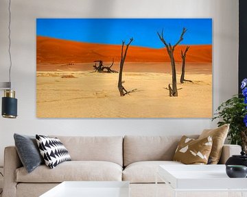 Kale, oude bomen in Deadvlei, Namibië van Rietje Bulthuis