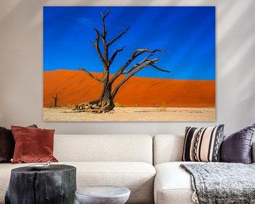 Geraamte van een boom in de Dode vallei, Namibië van Rietje Bulthuis