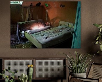 Vergessenes Schlafzimmer in einem verlassenen urbexischen Bauernhaus. von Camille Schellevis fotografie
