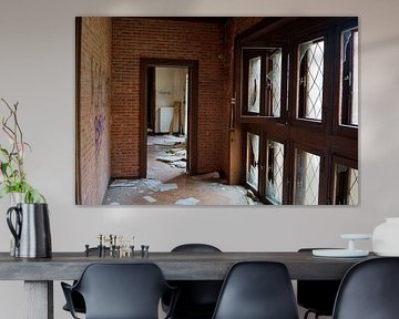 Flur mit Fenstern in einem belgischen, baufälligen Urbex-Schloss von csurbex.exploring