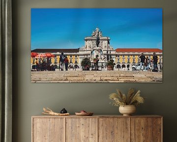 Zonnige Lissabon Straat met Kleurrijke Gebouwen