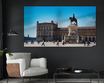 Zonnige Lissabon Straat met Kleurrijke Gebouwen