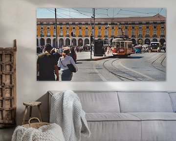 Zonnige Lissabon Straat met Kleurrijke Gebouwen