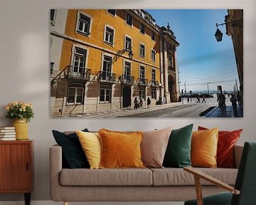 Zonnige Lissabon Straat met Kleurrijke Gebouwen