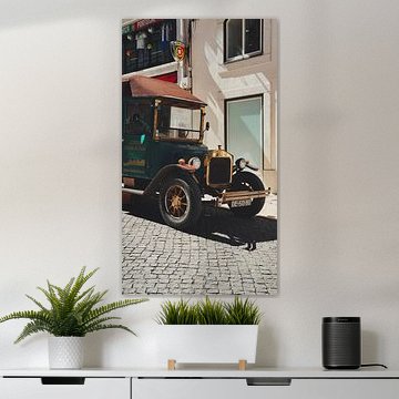 Zonnige Lissabon Straat met Kleurrijke Gebouwen