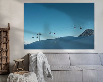 Skilift in den Bergen unter strahlend blauem Himmel