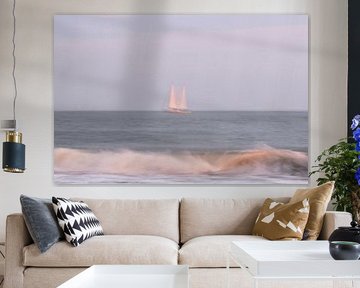 Mit dem Wind in den Segeln (Segelboot auf See mit hüpfenden Wellen bei warmem Sonnenlicht)