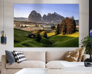 Ochtendmist op de Seiser Alm in Zuid-Tirol