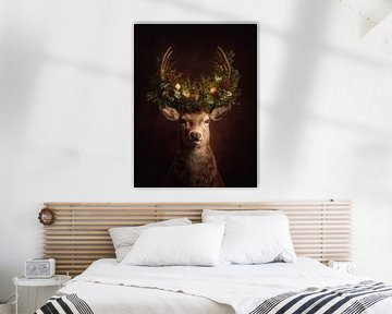 portrait hivernal d'un cerf avec une couronne verte festive