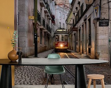 Die Tram 28 in der abendlichen Alfama - Wunderschönes Lissabon von Rolf Schnepp