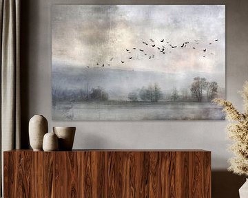 Vögel über nebliger Landschaft - Quiet Fine Art von BowiScapes – Kunst und urbane Wandgestaltung