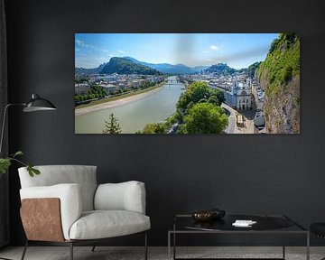 vue sur la vieille ville de Salzbourg, face rocheuse escarpée, rivière Salzach