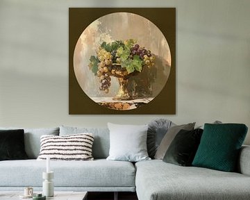 Zeitlos klassisches Stilleben mit Weintrauben im goldenen Kelch von Studio Pieternel