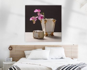 lathyrus dans un vase antique sur Ingrid Ravenhorst