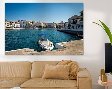 Port ensoleillé avec bateau flottant en Méditerranée Agios Nikolaos sur Paul de Kok