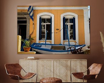 Façade méditerranéenne joyeuse avec bateau décoratif à Agios Nikolaos sur Paul de Kok