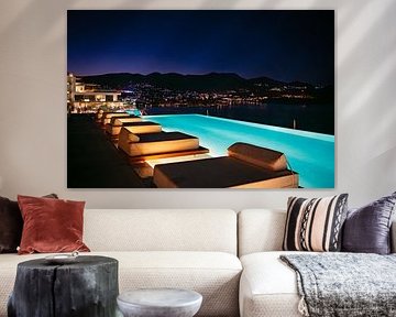 Piscine de luxe sur le toit avec vue nocturne sur Agios Nikolaos sur Paul de Kok