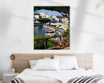 Port méditerranéen animé, plein de terrasses et de bateaux flottants sur Paul de Kok