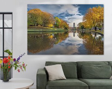 Herbstfarben spiegeln sich im Stadtkanal von Leeuwarder