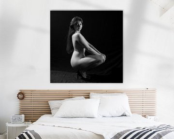 Mooie naakte vrouw in studio met zwarte achtergrond van PH-otographer