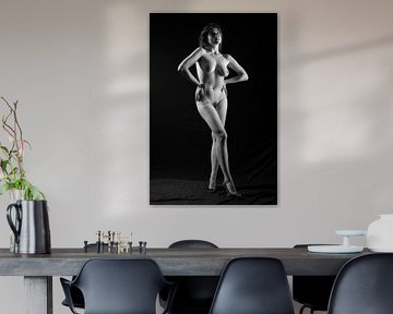 Mooie naakte vrouw in studio met zwarte achtergrond van PH-otographer