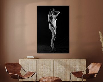 Mooie naakte vrouw in studio met zwarte achtergrond van PH-otographer