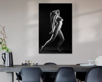 Schöne nackte Frau im Studio mit schwarzem Hintergrund von PH-otographer