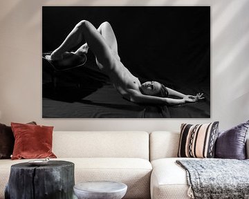 Belle femme nue en studio sur fond noir sur PH-otographer