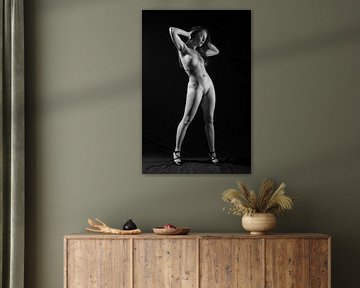 Mooie naakte vrouw in studio met zwarte achtergrond van PH-otographer