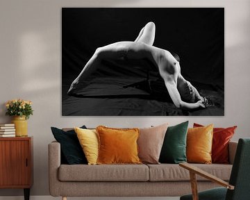 Mooie naakte vrouw in studio met zwarte achtergrond van PH-otographer