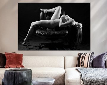 Mooie naakte vrouw in studio met zwarte achtergrond van PH-otographer