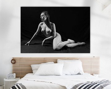 Mooie naakte vrouw in studio met zwarte achtergrond van PH-otographer