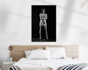 Mooie naakte vrouw in studio met zwarte achtergrond van PH-otographer