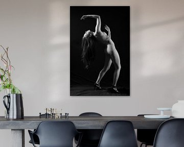 Belle femme nue en studio sur fond noir sur PH-otographer
