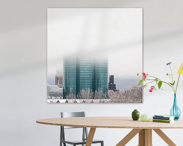 Winter in Utrecht, besneeuwde Dom in de wolken. van André Blom Fotografie Utrecht