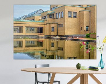 Kunstmuseum in Den Haag weerspiegeld in de vijver