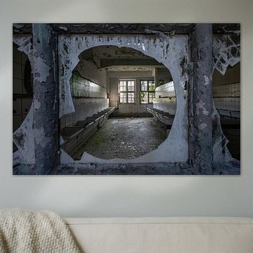 Doorkijkje door een kapot raam van Vivian Teuns