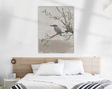 Eisvogel auf Blütenzweig in sanften Naturtönen