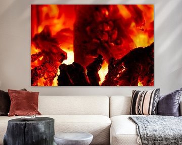 Rot glühende Glut in einem brennenden Kamin von de-nue-pic