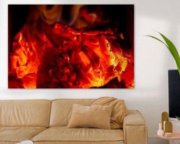 Glühende Holzglut in einer Hitze von de-nue-pic