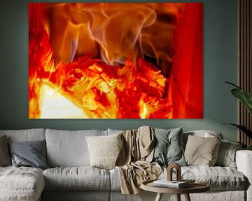 Flammen brennender Holzglut in einem Kamin von de-nue-pic