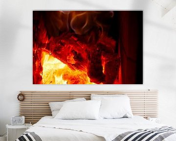 Glühende Glut mit orange-roten Flammen brennenden Holzes von de-nue-pic