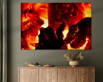 Brennende Holzscheite glühen rot im Kamin von de-nue-pic