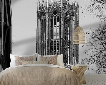 De lantaarn van de Dom in Utrecht gezien vanuit de Zadelstraat. (zwartwit)