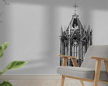 De besneeuwde Domtoren van Utrecht vanaf het Moreelsepark. (staand, rechts in beeld, zwartwit)