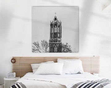 La tour Dom enneigée d'Utrecht depuis le parc Moreelse. (carré, noir et blanc) sur André Blom Fotografie Utrecht